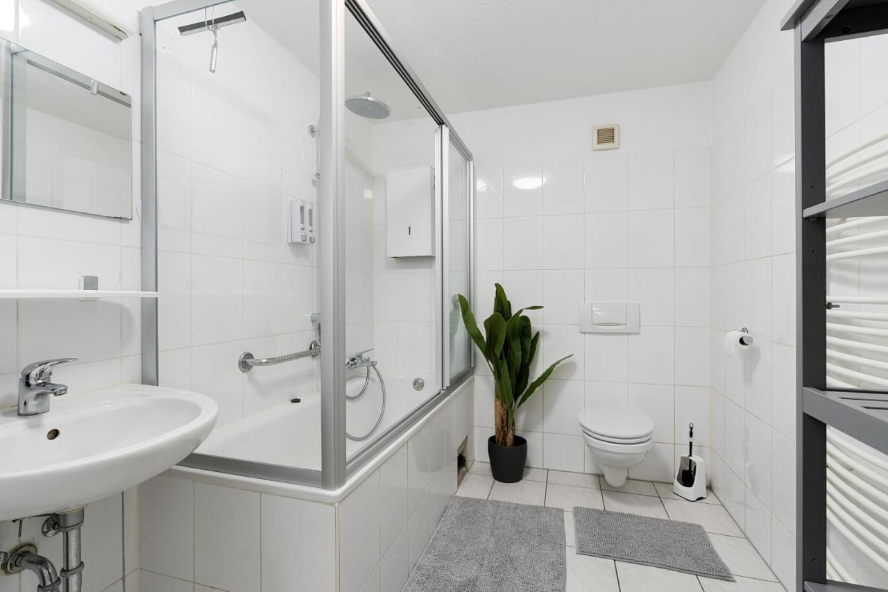 Einfach Aber Sehr Komfortabel - Wohnung Fuer 6 Personen - 2Xwc - Grupen, Messe, Monteure, Studenten - Voll Ausgestattet - 6 Betten 140X200Cm Hochwertig, 3 Smart-Tv 55 Zoll Netflix, 1000 Mbit Wlan, Voll Ausgestattete Kueche Дуйсбург Екстер'єр фото