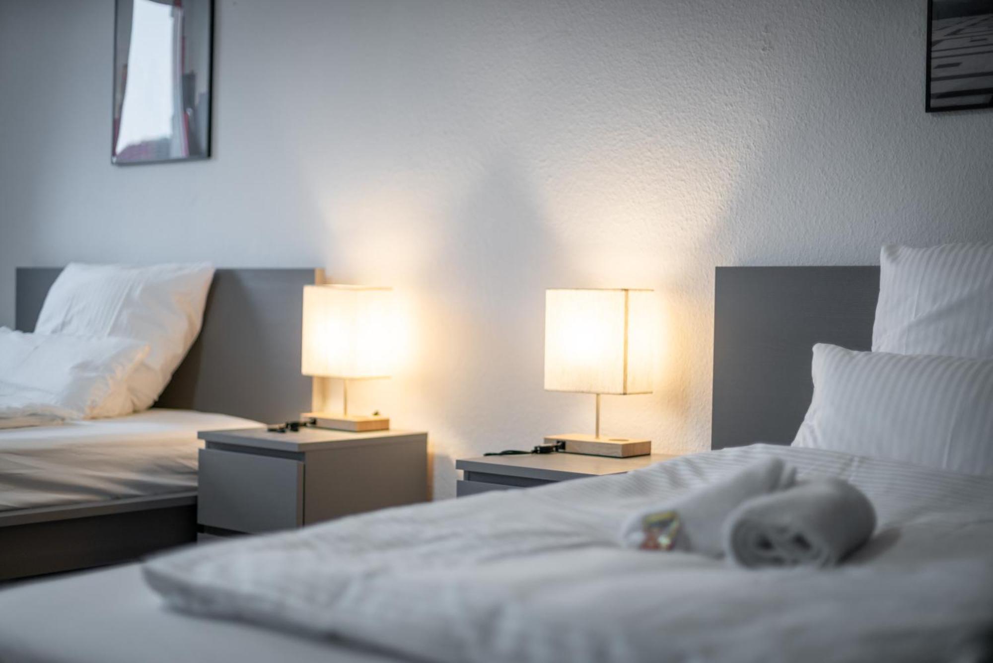 Einfach Aber Sehr Komfortabel - Wohnung Fuer 6 Personen - 2Xwc - Grupen, Messe, Monteure, Studenten - Voll Ausgestattet - 6 Betten 140X200Cm Hochwertig, 3 Smart-Tv 55 Zoll Netflix, 1000 Mbit Wlan, Voll Ausgestattete Kueche Дуйсбург Екстер'єр фото